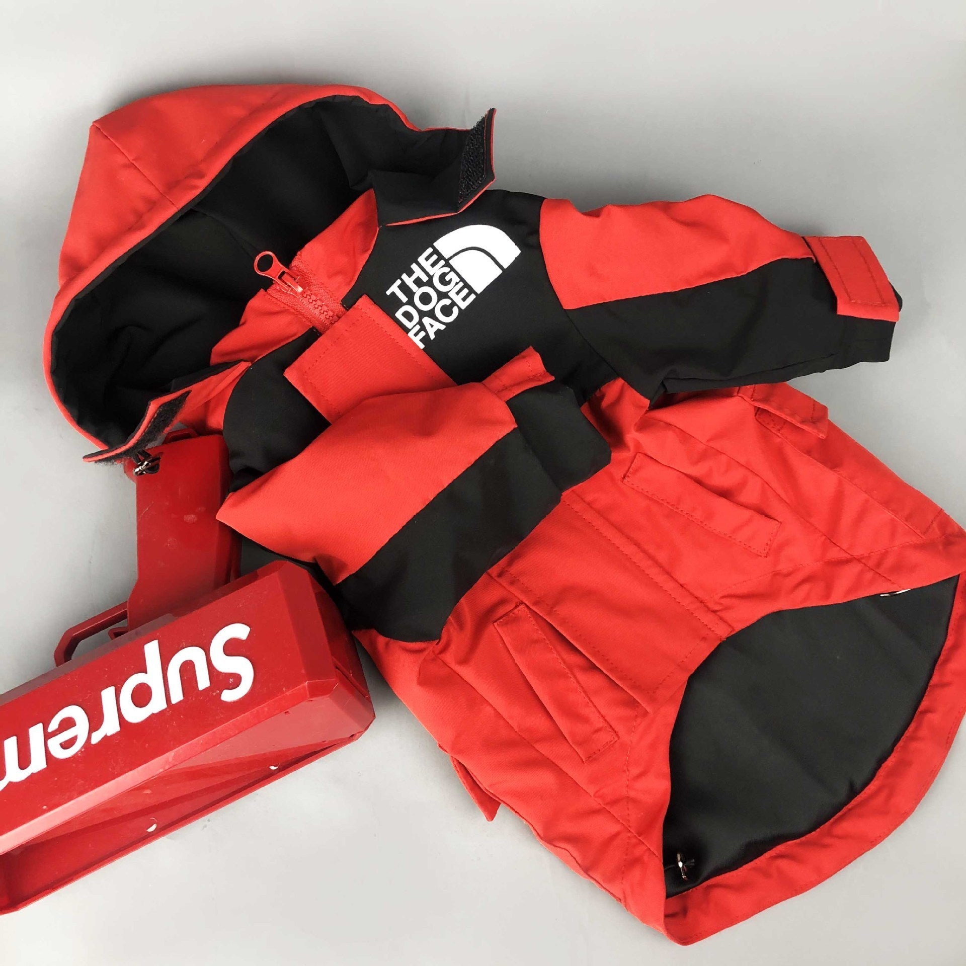 The Dog Face Winter-Daunenjacke in Rot oder Weiß